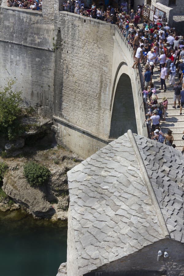 La visión desde arriba del puente histórico de Mostar apretó con la gente foto de archivo La visión desde arriba del puente histórico de Mostar apretó con la gente foto de archivo