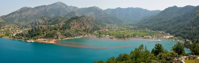 La visión panorámica sobre el pueblo de Orhaniye y Kizkumu varan cerca de Marm fotografía de archivo La visión panorámica sobre el pueblo de Orhaniye y Kizkumu varan cerca de Marm fotografía de archivo