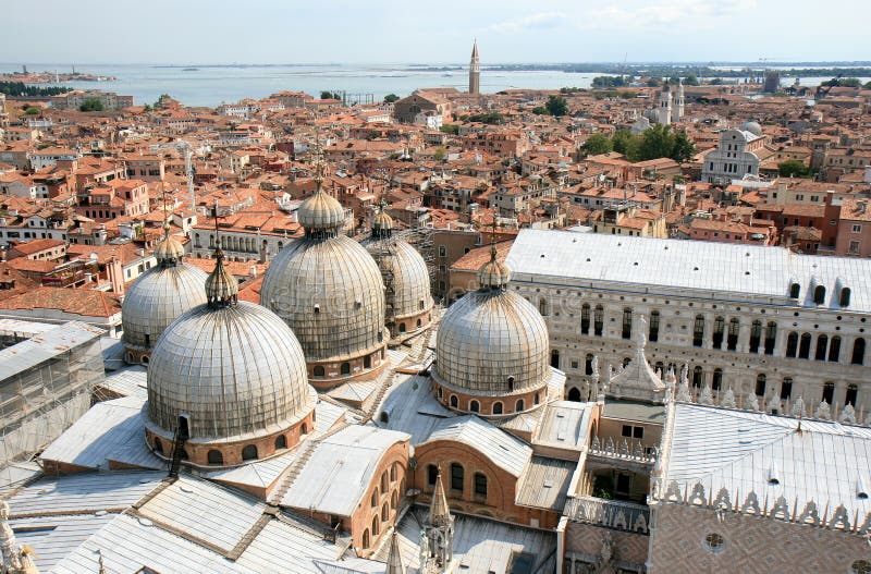 La visión sobre el St marca la basílica y Venecia, Italia foto de archivo libre de regalías La visión sobre el St marca la basílica y Venecia, Italia foto de archivo libre de regalías