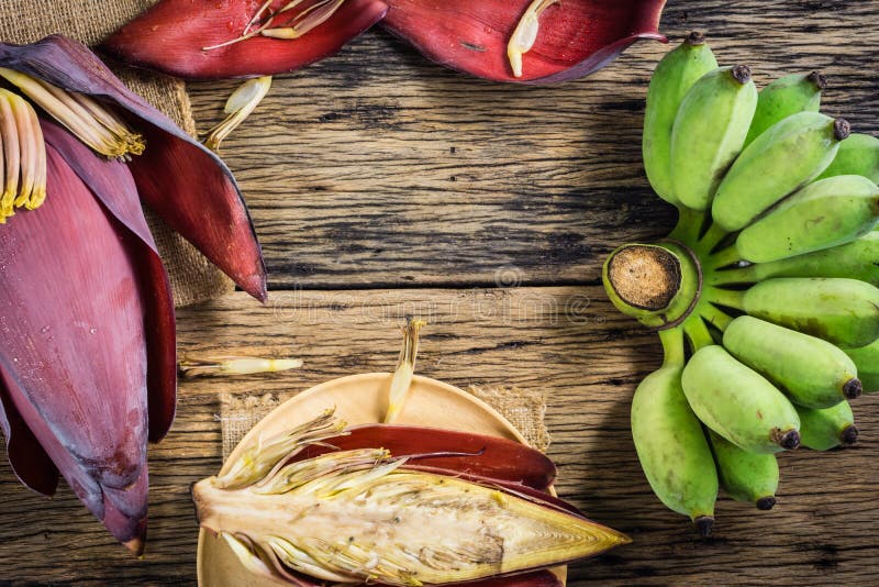 La visión superior cultivó el plátano y el flor del plátano en la tabla imágenes de archivo libres de regalías La visión superior cultivó el plátano y el flor del plátano en la tabla imágenes de archivo libres de regalías