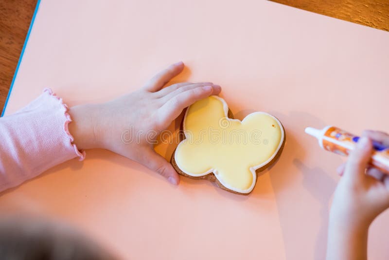 La visión superior, los objetos hechos a mano coloridos de pascua, la panadería, las galletas que ponían en la tabla y el mostrar imagen de archivo La visión superior, los objetos hechos a mano coloridos de pascua, la panadería, las galletas que ponían en la tabla y el mostrar imagen de archivo