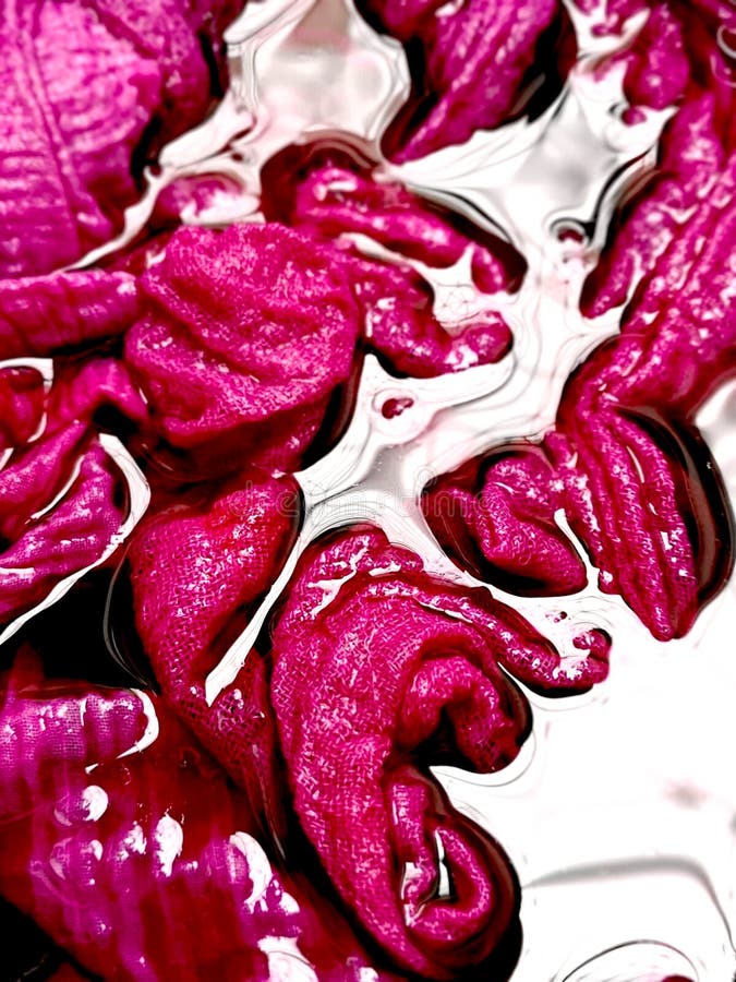 La visión superior teñió la tela de algodón de color rosa oscuro en fondo brillante de los colores fotografía de archivo La visión superior teñió la tela de algodón de color rosa oscuro en fondo brillante de los colores fotografía de archivo