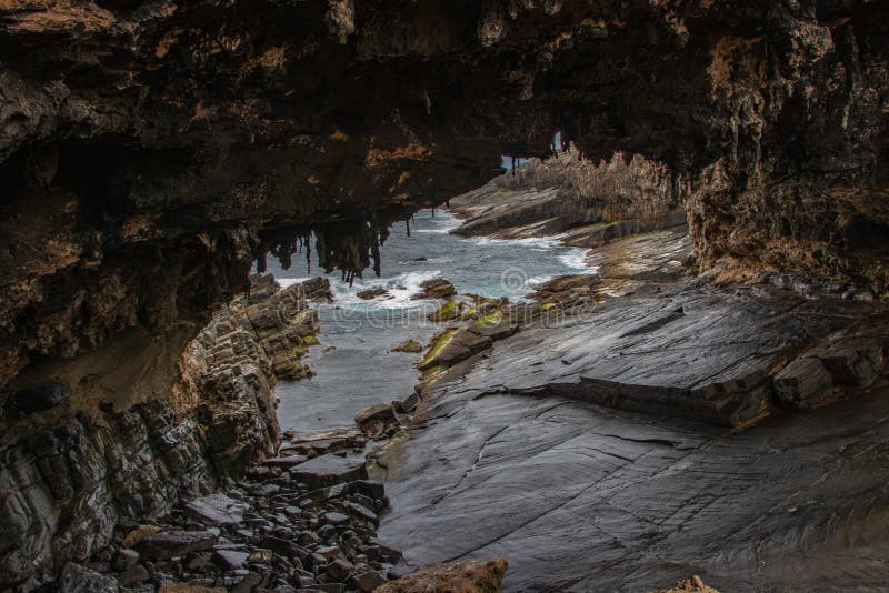 La visión a través de almirantes arquea en Cape du Couedic en la isla del canguro imágenes de archivo libres de regalías La visión a través de almirantes arquea en Cape du Couedic en la isla del canguro imágenes de archivo libres de regalías