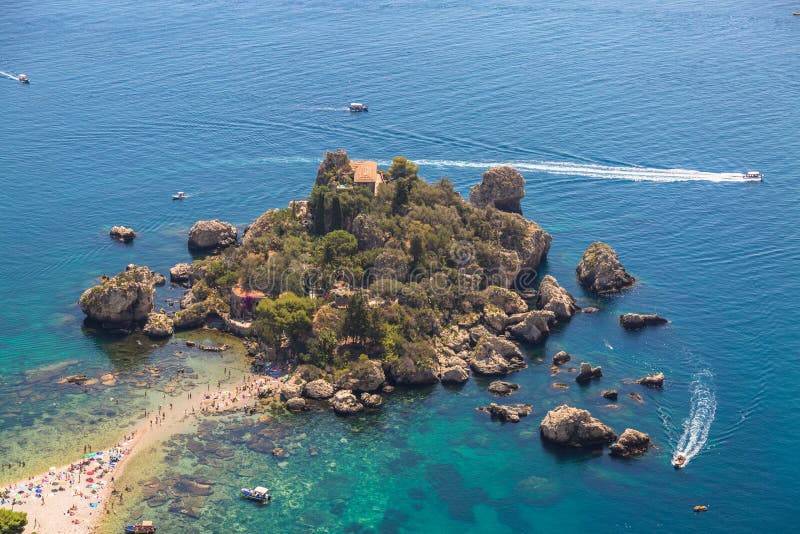 La vista aerea dell'isola e spiaggia di Isola Bella e l'oceano blu innaffiano fotografia stock libera da diritti La vista aerea dell'isola e spiaggia di Isola Bella e l'oceano blu innaffiano fotografia stock libera da diritti