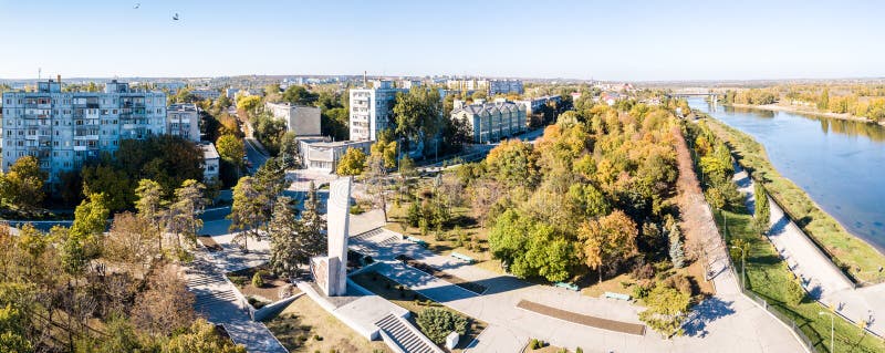 La vista aerea della piegatrice di Bendery sul fiume di Nistro, dentro scappa via la Repubblica moldava la Transnistria di Pridne immagine stock libera da diritti La vista aerea della piegatrice di Bendery sul fiume di Nistro, dentro scappa via la Repubblica moldava la Transnistria di Pridne immagine stock libera da diritti