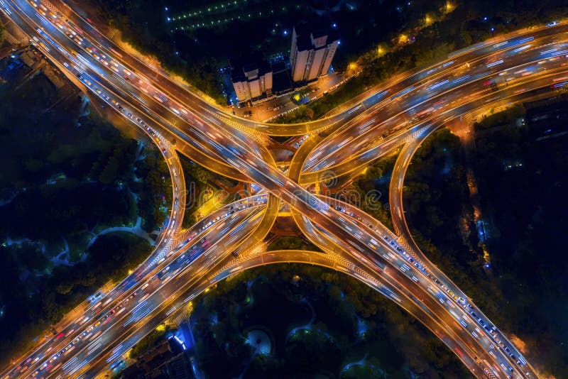 La vista aerea delle giunzioni della strada principale modella l'incrocio della lettera x alla notte Ponti, strade, o vie nel con fotografia stock libera da diritti La vista aerea delle giunzioni della strada principale modella l'incrocio della lettera x alla notte Ponti, strade, o vie nel con fotografia stock libera da diritti