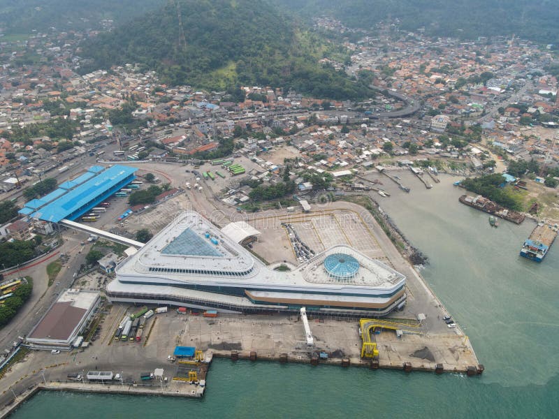 La vista aerea di pelabuhan merak è un porto marittimo e un'isola di merak nel porto di merak alla luce del sole. navi traghetto c fotografia stock