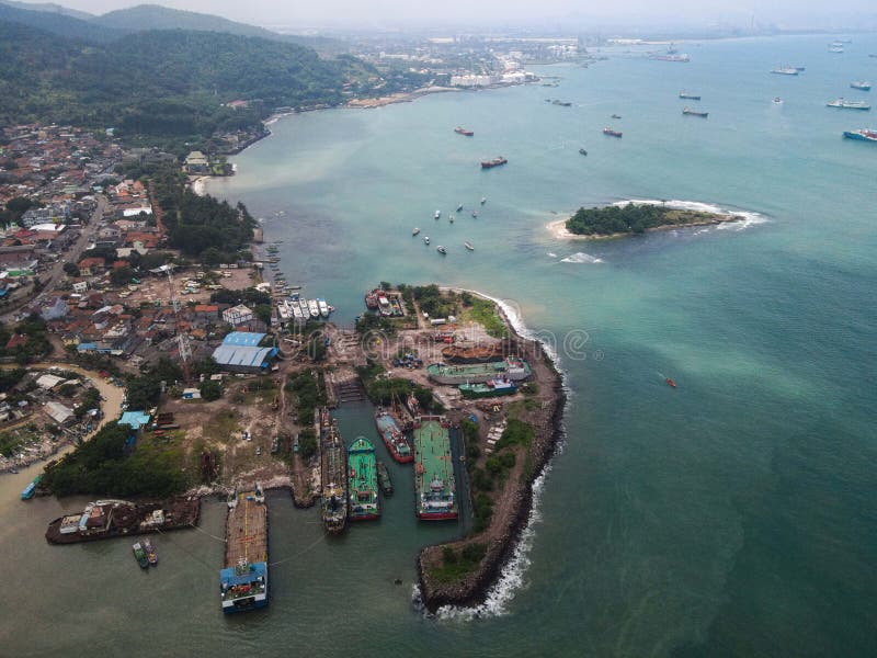 La vista aerea di pelabuhan merak è un porto marittimo e un'isola di merak nel porto di merak alla luce del sole. navi traghetto c fotografia stock