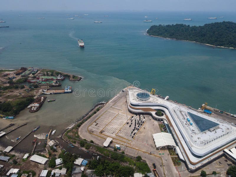 La vista aerea di pelabuhan merak è un porto marittimo e un'isola di merak nel porto di merak alla luce del sole. navi traghetto c fotografie stock