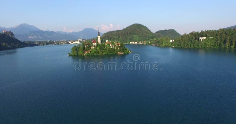 La vista aerea lenta di poca isola sul lago sloveno ha sanguinato