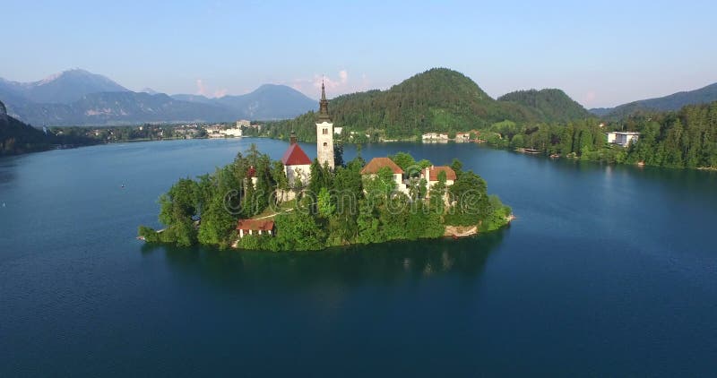 La vista aerea lenta di poca isola sul lago sloveno ha sanguinato