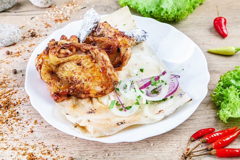 La vista alta vicina sul barbecue o lo shashlik dalla coscia di pollo è servito sul piatto sulla tavola di legno La cucina dell'E immagini stock libere da diritti La vista alta vicina sul barbecue o lo shashlik dalla coscia di pollo è servito sul piatto sulla tavola di legno La cucina dell'E immagini stock libere da diritti