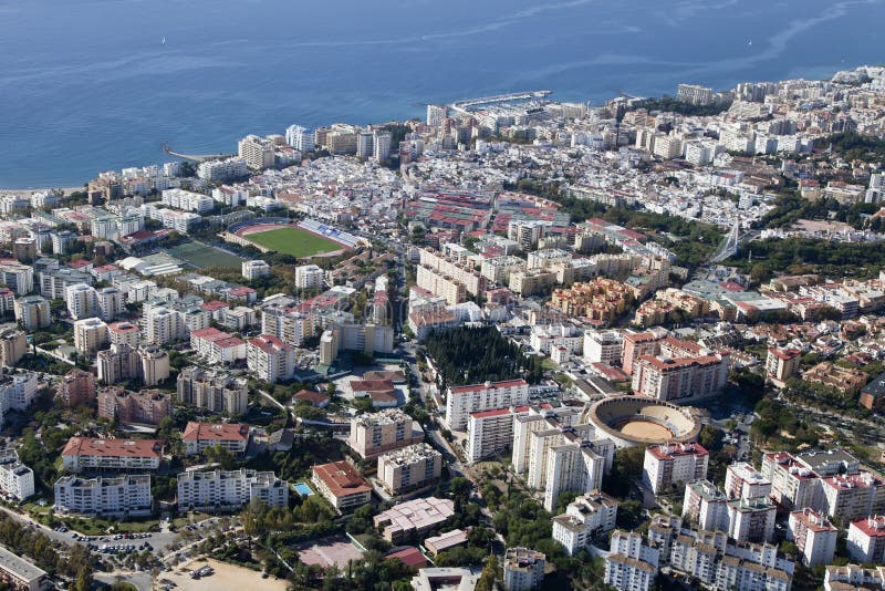 La vista aérea de Marbella con su campo de fútbol y el toro suenan. fotos de archivo libres de regalías La vista aérea de Marbella con su campo de fútbol y el toro suenan. fotos de archivo libres de regalías