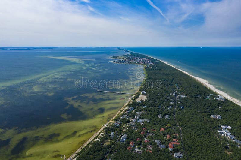 La vista aérea de la península de los Hel en Polonia, mar Báltico y Puck Bay Zatoka Pucka Photo hizo por el abejón desde arriba imagen de archivo libre de regalías La vista aérea de la península de los Hel en Polonia, mar Báltico y Puck Bay Zatoka Pucka Photo hizo por el abejón desde arriba imagen de archivo libre de regalías