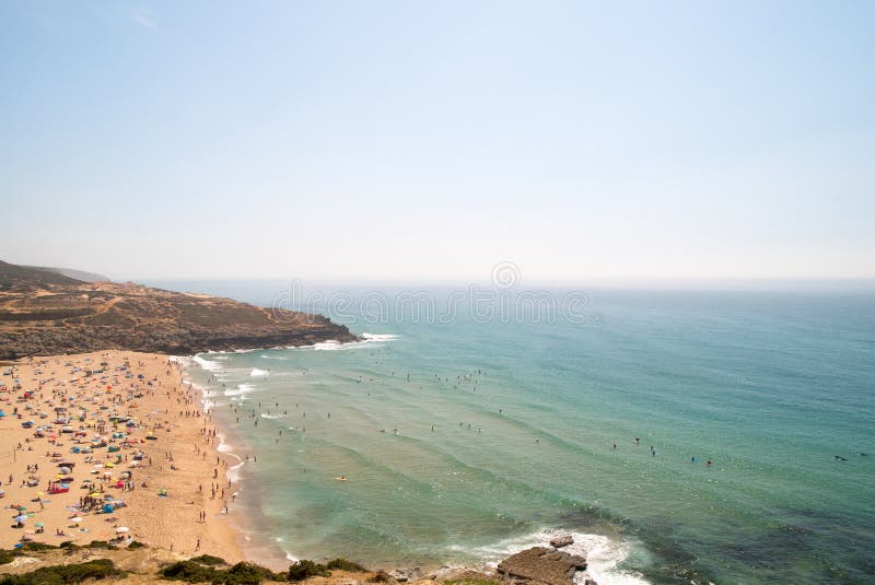 La vista aérea del centro turístico hermoso Foz de la playa y de la resaca hace Lizandro por completo de turistas y de personas q imágenes de archivo libres de regalías La vista aérea del centro turístico hermoso Foz de la playa y de la resaca hace Lizandro por completo de turistas y de personas q imágenes de archivo libres de regalías