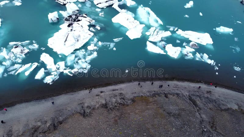 La vista aérea del río Fjollum y las piezas de hielo flotando en el río. almacen de video