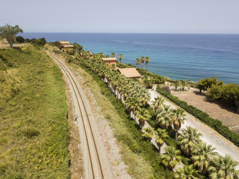 La vista aérea del tren sigue cruzar la costa con el mar foto de archivo libre de regalías La vista aérea del tren sigue cruzar la costa con el mar foto de archivo libre de regalías