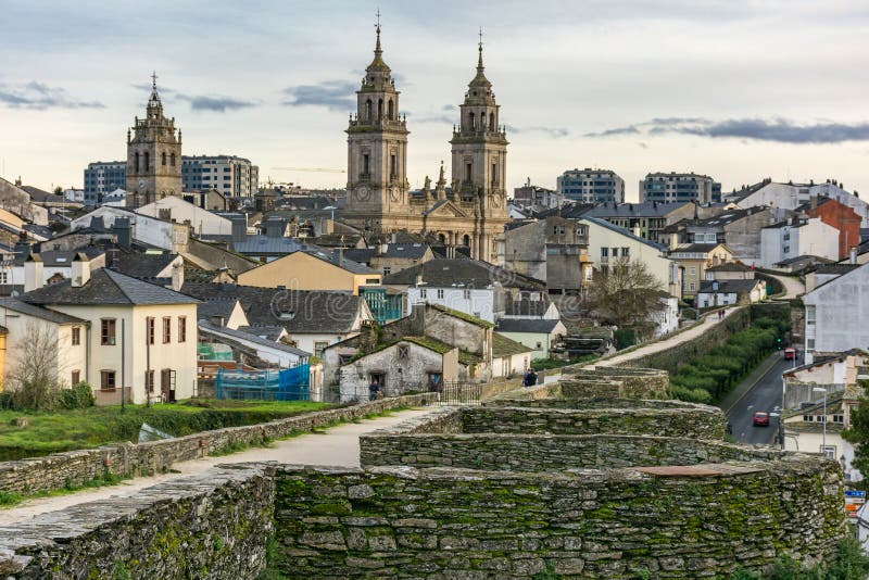 La vista de la catedral y de la pared de Lugo declaró el patrimonio mundial de la UNESCO Galicia, España imágenes de archivo libres de regalías La vista de la catedral y de la pared de Lugo declaró el patrimonio mundial de la UNESCO Galicia, España imágenes de archivo libres de regalías