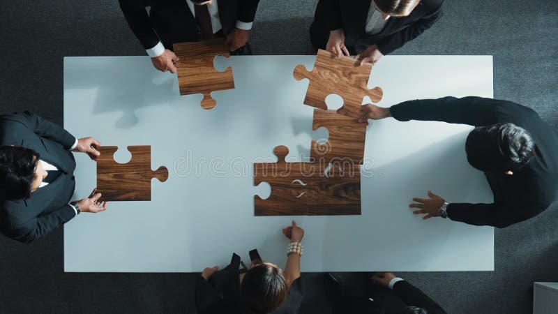 La vista de los hombres de negocios en la sala de reuniones. dirección.