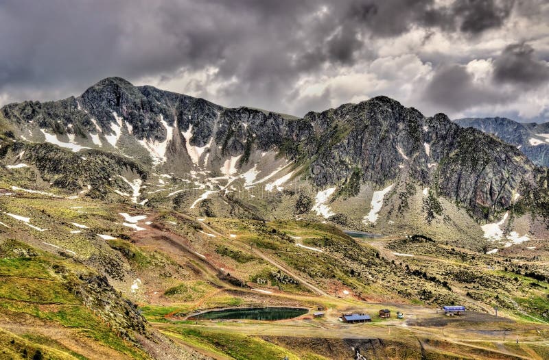 La vista de los Pirineos acerca al paso de montaña del d'Envalira del puerto fotografía de archivo La vista de los Pirineos acerca al paso de montaña del d'Envalira del puerto fotografía de archivo