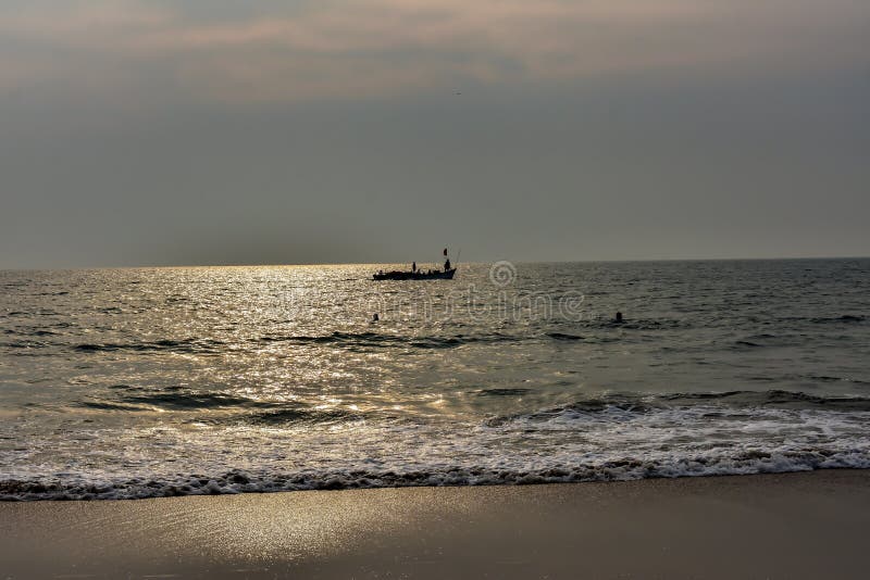 La vista de la refracción de la sol de oro en la playa del mar con la silueta de un barco creó un fondo mágico fotos de archivo libres de regalías La vista de la refracción de la sol de oro en la playa del mar con la silueta de un barco creó un fondo mágico fotos de archivo libres de regalías