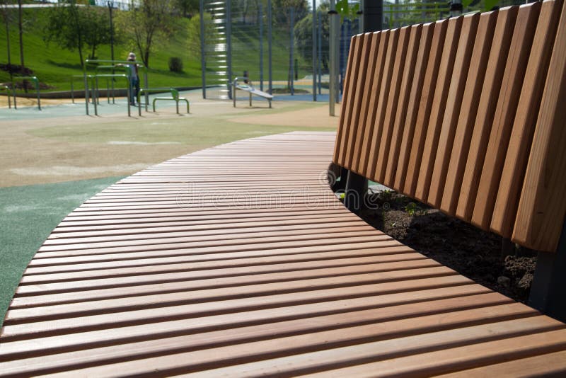 La vista del banco de madera en los deportes parquea fotografía de archivo libre de regalías La vista del banco de madera en los deportes parquea fotografía de archivo libre de regalías