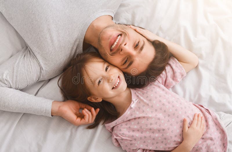 La vista del bel giovane padre e della sua bambina fotografia stock libera da diritti La vista del bel giovane padre e della sua bambina fotografia stock libera da diritti