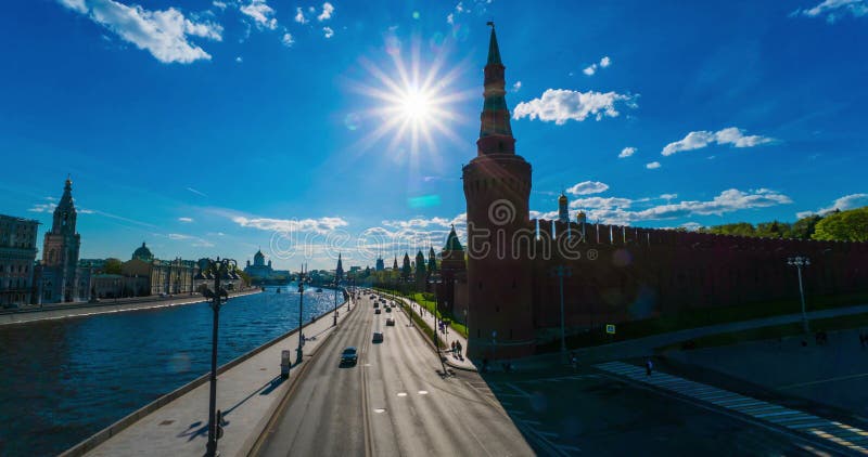 La vista del Kremlin con el turista envía en el río de Moscú