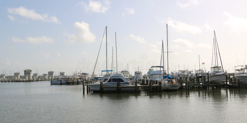 La vista del paesaggio di un porticciolo e la barca slittano in Biloxi, Mississippi fotografie stock libere da diritti La vista del paesaggio di un porticciolo e la barca slittano in Biloxi, Mississippi fotografie stock libere da diritti