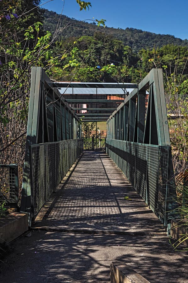 La vista del puente del hierro sobre el pequeño río en Monte Alegre hace Sul imágenes de archivo libres de regalías La vista del puente del hierro sobre el pequeño río en Monte Alegre hace Sul imágenes de archivo libres de regalías