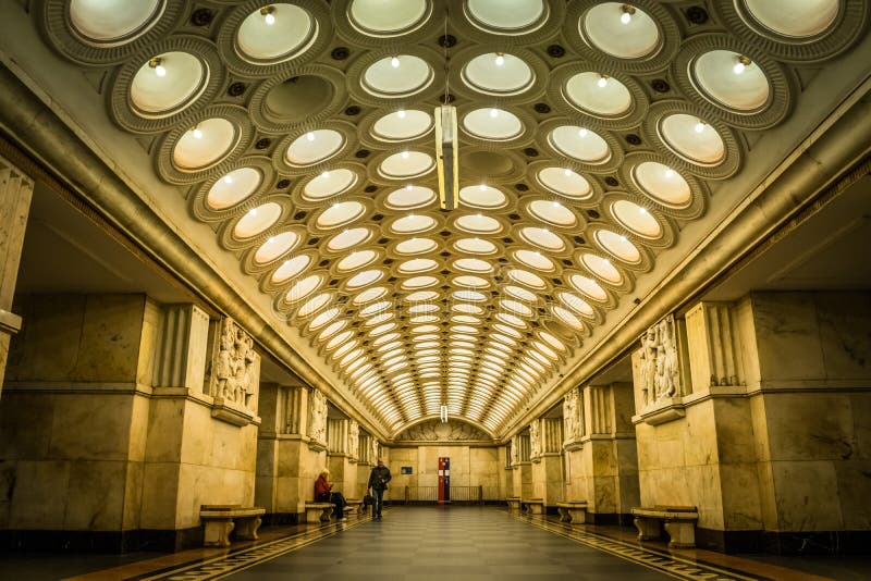 La vista del soffitto della stazione della metropolitana di Elektrozavodskaya a Mosca, Russia fotografia stock libera da diritti La vista del soffitto della stazione della metropolitana di Elektrozavodskaya a Mosca, Russia fotografia stock libera da diritti