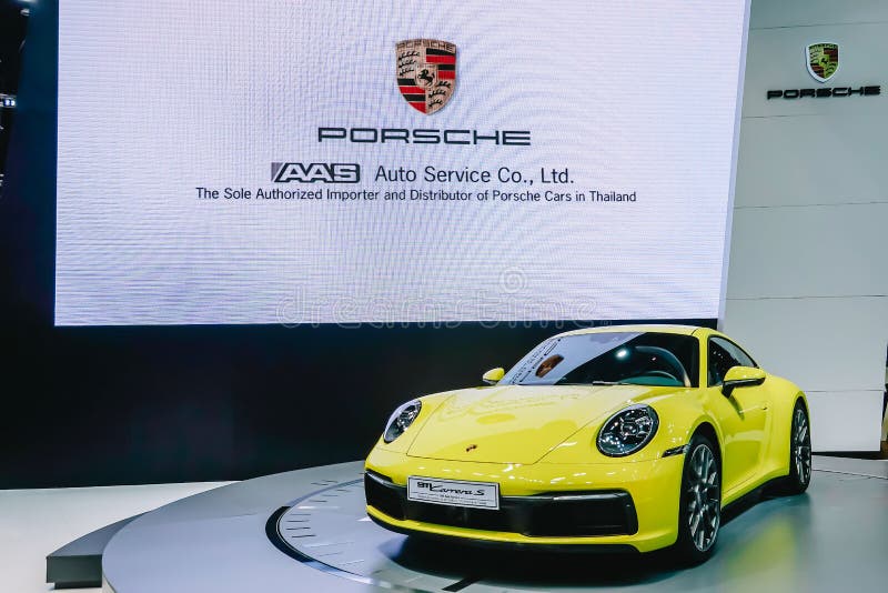 La vista delantera del automóvil de lujo del color amarillo de Porsche 911 Carrera S, coche de deportes estupendo presentó en 40. imagen de archivo libre de regalías La vista delantera del automóvil de lujo del color amarillo de Porsche 911 Carrera S, coche de deportes estupendo presentó en 40. imagen de archivo libre de regalías