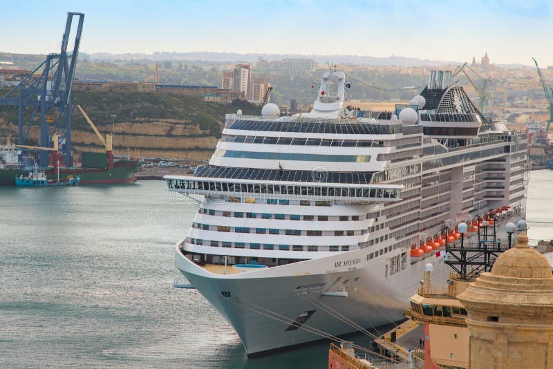 La vista delantera del barco de cruceros de lujo del MSC Splendida amarró en el puerto La Valeta foto de archivo La vista delantera del barco de cruceros de lujo del MSC Splendida amarró en el puerto La Valeta foto de archivo