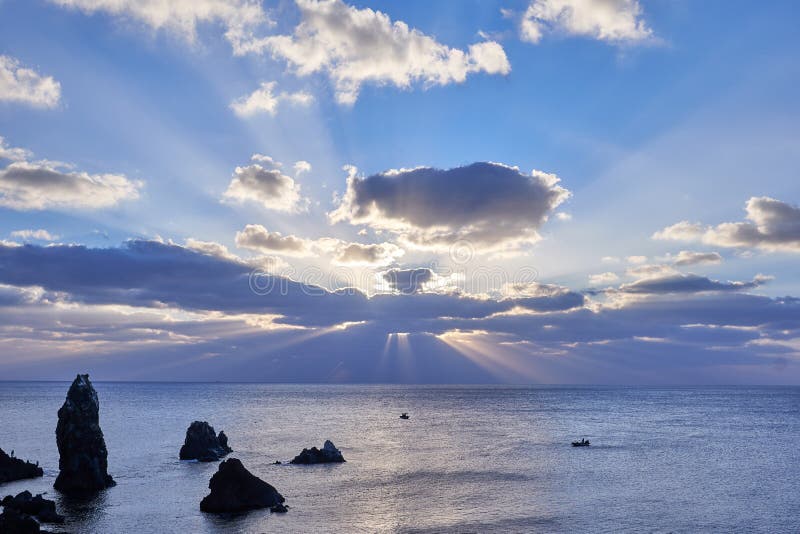 La vista della roccia di Seondol, che è un neck situato a Seopjikoji dell'isola di Jeju, all'alba ed all'aquila ha modellato le n fotografia stock La vista della roccia di Seondol, che è un neck situato a Seopjikoji dell'isola di Jeju, all'alba ed all'aquila ha modellato le n fotografia stock