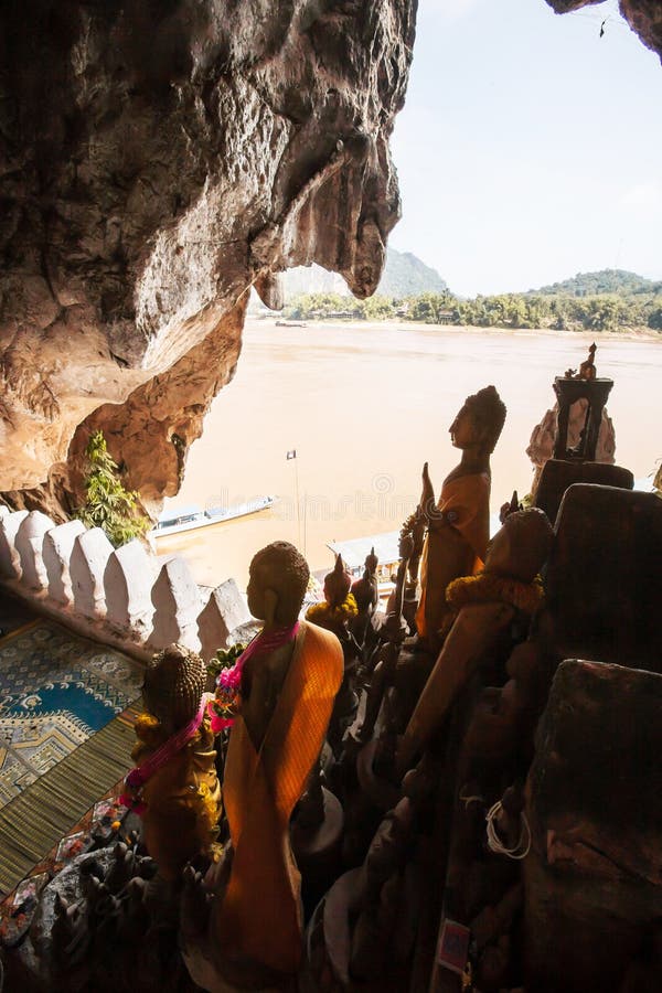 La vista di stordimento a Pak Ou Caves, famoso frana la scogliera del calcare è immagine innumerevole riempita di Buddha Caverne fotografia stock libera da diritti La vista di stordimento a Pak Ou Caves, famoso frana la scogliera del calcare è immagine innumerevole riempita di Buddha Caverne fotografia stock libera da diritti