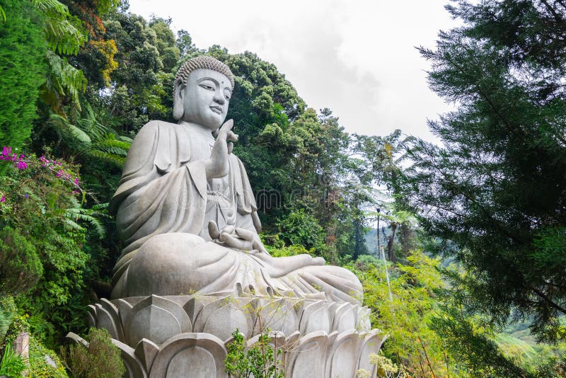 La vista icónica de la estatua grande de Buda de la piedra en Chin Swee Caves Temple, el templo en las montañas de Genting, Pahan fotos de archivo La vista icónica de la estatua grande de Buda de la piedra en Chin Swee Caves Temple, el templo en las montañas de Genting, Pahan fotos de archivo