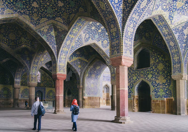 La vista interna della cupola alta della moschea dello scià in Sfahan, Iran ha coperto di mattonelle policrome del mosaico, proge fotografia stock libera da diritti La vista interna della cupola alta della moschea dello scià in Sfahan, Iran ha coperto di mattonelle policrome del mosaico, proge fotografia stock libera da diritti