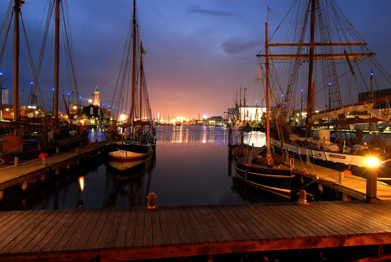 La vista nocturna del embarcadero de Bremerhaven, Alemania fotografía de archivo libre de regalías La vista nocturna del embarcadero de Bremerhaven, Alemania fotografía de archivo libre de regalías