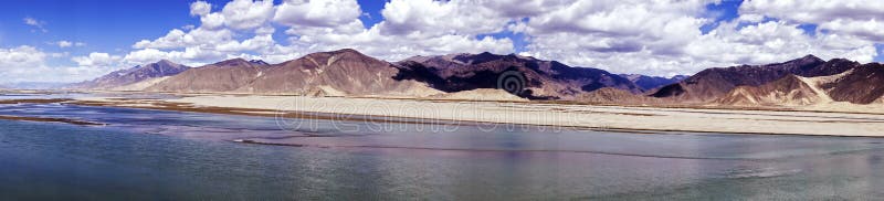 La vista panoramica del Brahmaputra e la montagna abbelliscono - il Tibet fotografie stock libere da diritti La vista panoramica del Brahmaputra e la montagna abbelliscono - il Tibet fotografie stock libere da diritti