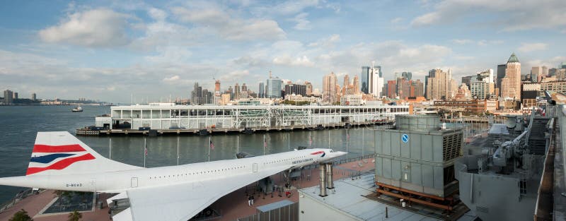 La vista panoramica di British Airways Concorde Alpha Delta G-BOAD ha visualizzato sul museo intrepido di USS New York City U.S.A fotografia stock libera da diritti La vista panoramica di British Airways Concorde Alpha Delta G-BOAD ha visualizzato sul museo intrepido di USS New York City U.S.A fotografia stock libera da diritti