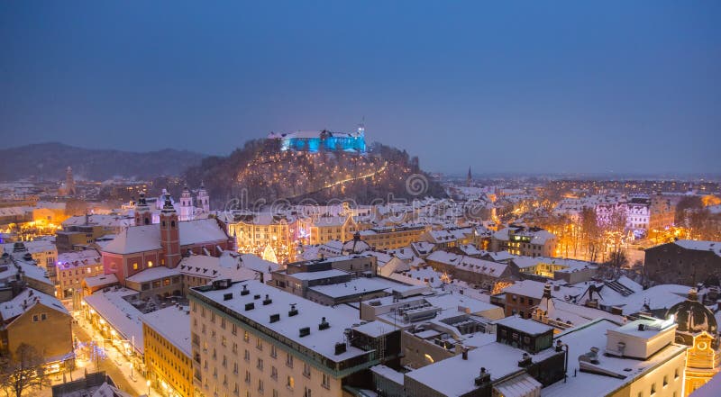 La vista panorámica aérea de Ljubljana adornó por los días de fiesta de la Navidad, Eslovenia, Europa fotos de archivo libres de regalías La vista panorámica aérea de Ljubljana adornó por los días de fiesta de la Navidad, Eslovenia, Europa fotos de archivo libres de regalías