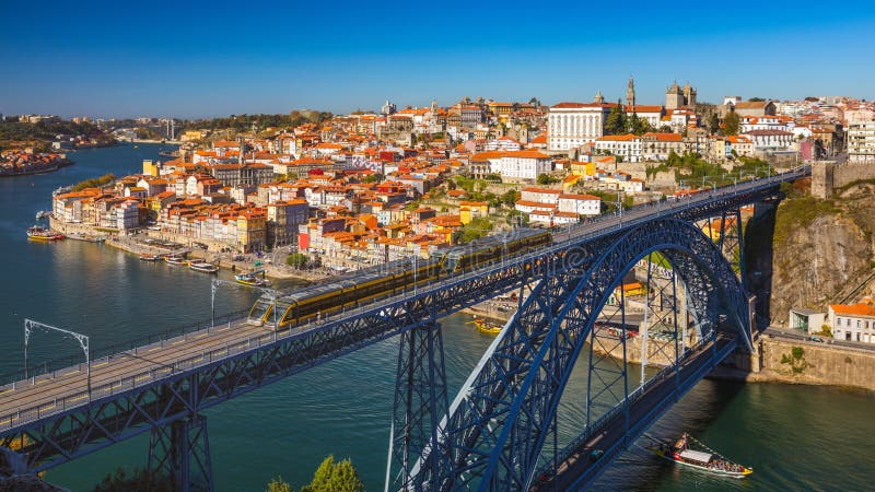 La vista panorámica de la ciudad vieja de Oporto (Oporto) y Ribeira encima hacen foto de archivo libre de regalías La vista panorámica de la ciudad vieja de Oporto (Oporto) y Ribeira encima hacen foto de archivo libre de regalías