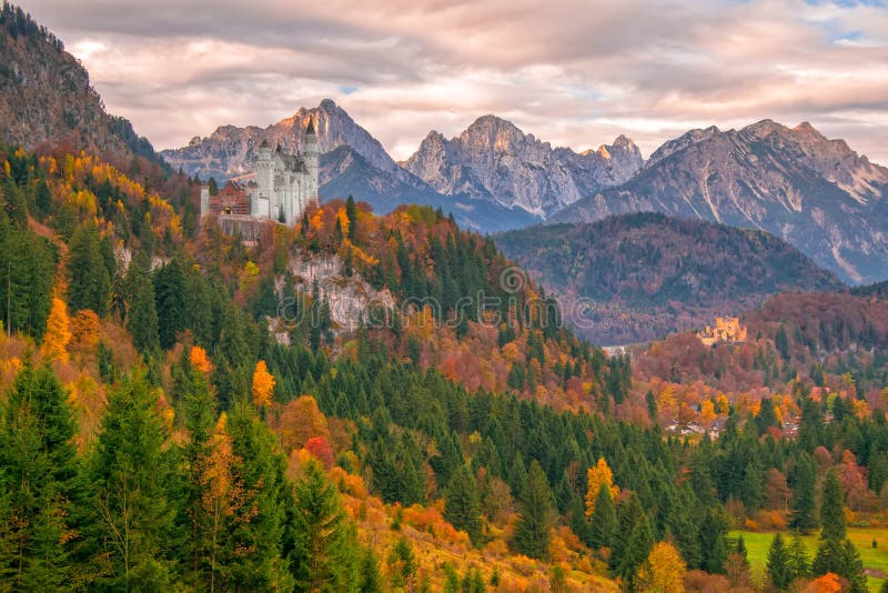 La vista scenica del Neuschwanstein e di Hohenschwangau fortifica alla mattina di autunno fotografia stock La vista scenica del Neuschwanstein e di Hohenschwangau fortifica alla mattina di autunno fotografia stock