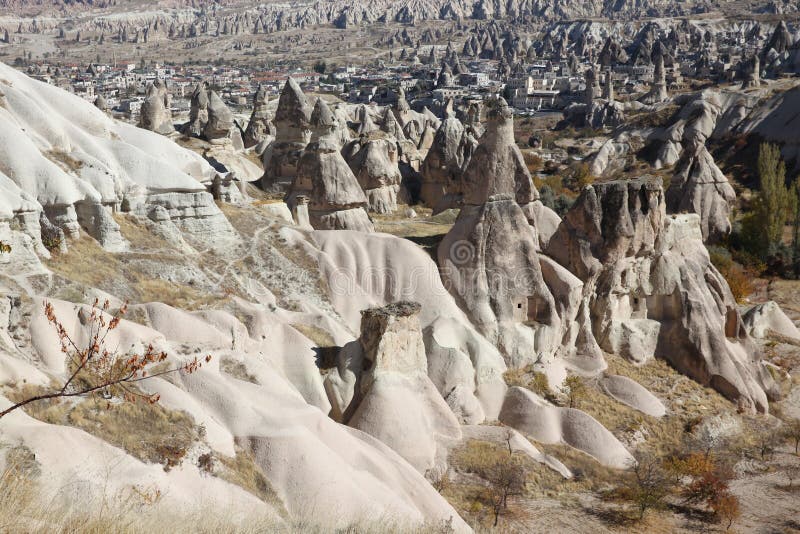 La vista sopra la valle con la caverna alloggia, in Cappadocia, la Turchia fotografie stock