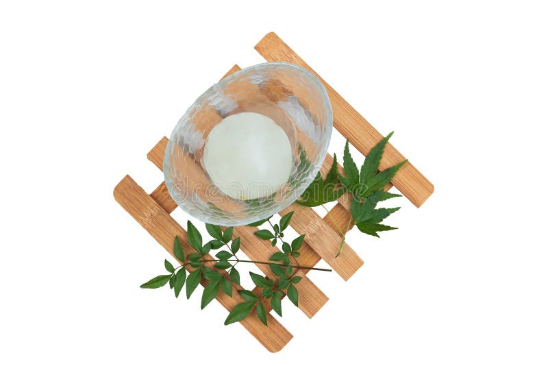 La vista superior aislada del sorbete de Yuzu del japonés sirvió una cucharada en el bol de vidrio en el platillo de madera imágenes de archivo libres de regalías La vista superior aislada del sorbete de Yuzu del japonés sirvió una cucharada en el bol de vidrio en el platillo de madera imágenes de archivo libres de regalías
