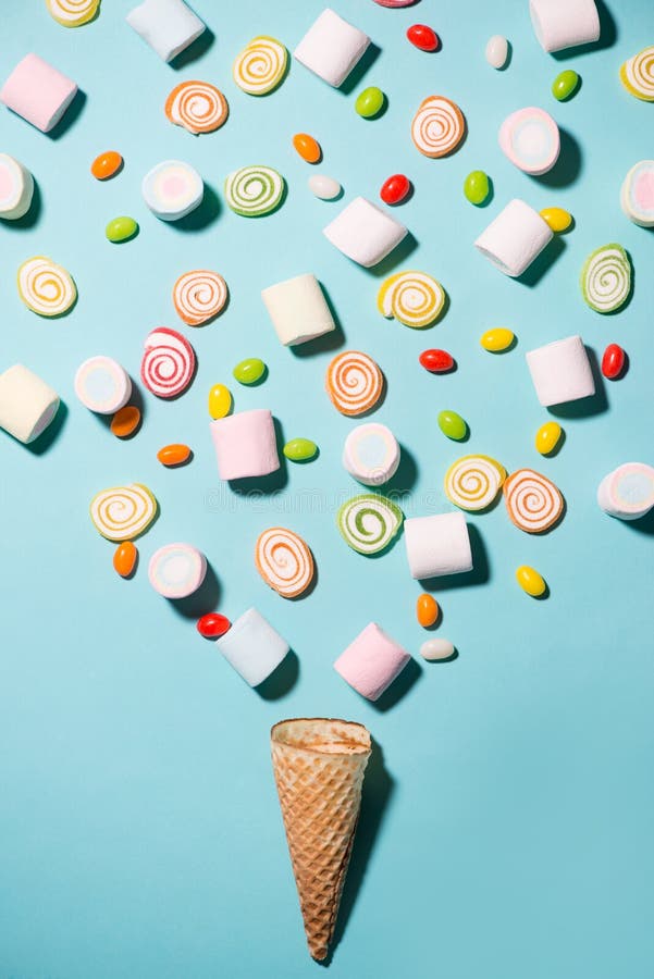 La vista superior del pastel coloreó la melcocha y el caramelo dulce en un waff fotografía de archivo La vista superior del pastel coloreó la melcocha y el caramelo dulce en un waff fotografía de archivo