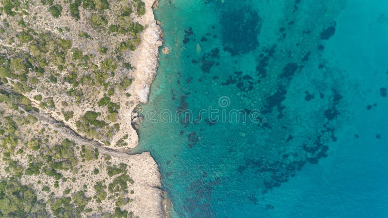La vista superior a?rea del mar agita golpeando rocas en la playa con la agua de mar de la turquesa Paisaje marino del acantilado fotografía de archivo La vista superior a?rea del mar agita golpeando rocas en la playa con la agua de mar de la turquesa Paisaje marino del acantilado fotografía de archivo