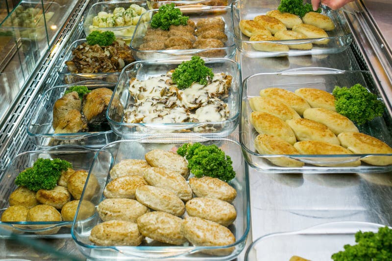 La vista superiore dei piatti Mediterranei deliziosi appeni preparato ha ordinato nel ristorante, buffet fotografie stock La vista superiore dei piatti Mediterranei deliziosi appeni preparato ha ordinato nel ristorante, buffet fotografie stock