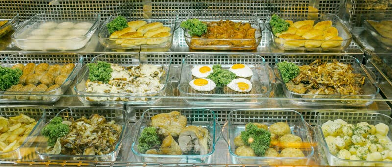 La vista superiore dei piatti Mediterranei deliziosi appeni preparato ha ordinato nel ristorante, buffet immagini stock La vista superiore dei piatti Mediterranei deliziosi appeni preparato ha ordinato nel ristorante, buffet immagini stock