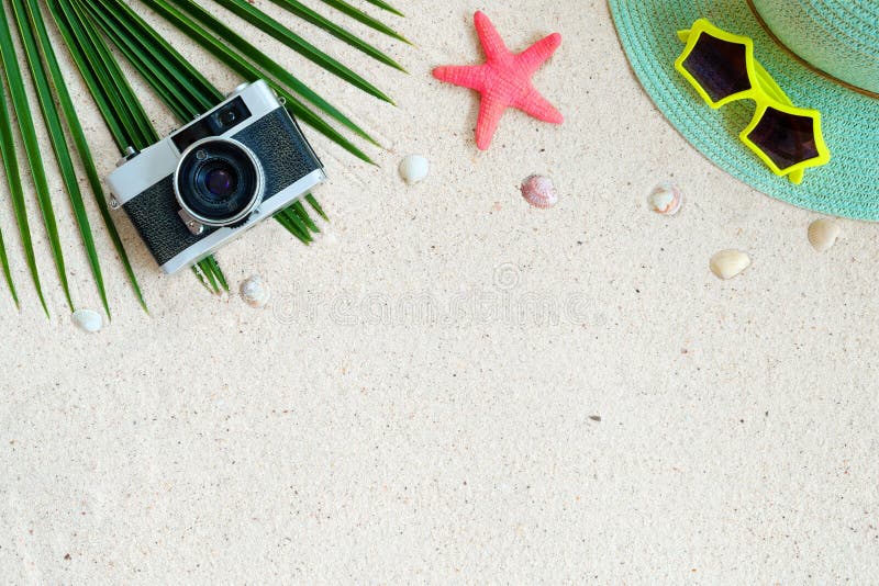 La vista superiore della spiaggia insabbia con le foglie della noce di cocco, la macchina fotografica, le coperture, le stelle ma fotografie stock La vista superiore della spiaggia insabbia con le foglie della noce di cocco, la macchina fotografica, le coperture, le stelle ma fotografie stock
